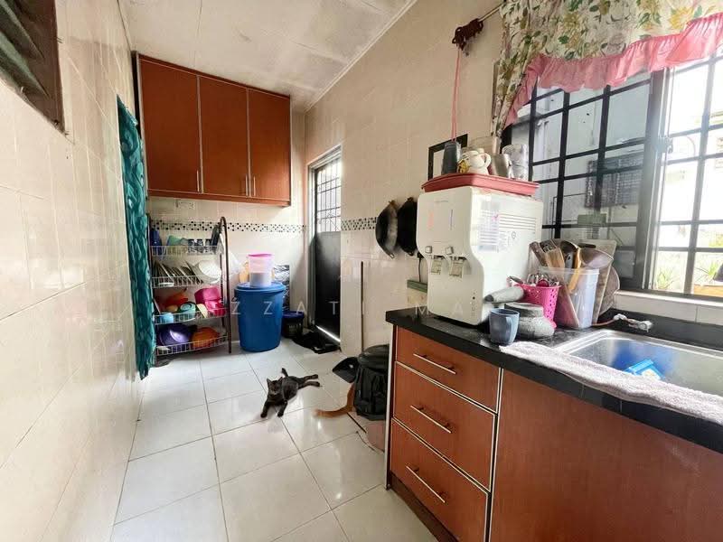 Rumah Teres 2-Tingkat untuk Dijual di Taman Pinggiran Putra (Seri Kembangan) - Izzati Mat - Kitchen - PropertyGuru.com.my