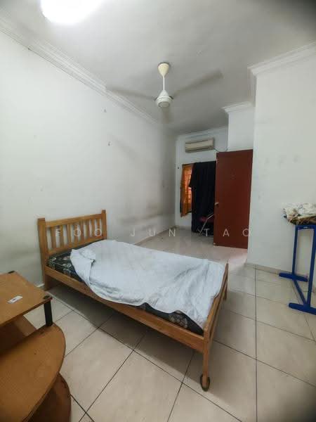 2-storey Terraced House for Rent in Taman Mount Austin (Tebrau) - Foo Jun Tao - Bedroom - PropertyGuru.com.my