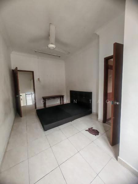 2-storey Terraced House for Rent in Taman Mount Austin (Tebrau) - Foo Jun Tao - Bedroom - PropertyGuru.com.my