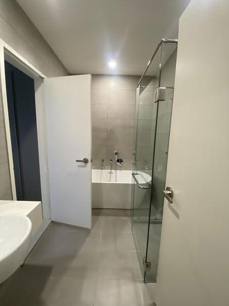 Kediaman Servis untuk Dijual di Dorsett Waterfront Subang - Lilian Bern - Bathroom - PropertyGuru.com.my