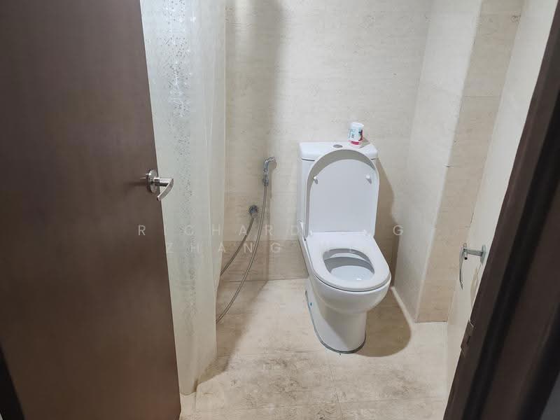 Kediaman Servis untuk Dijual di Regalia Residence - Richard Ong Zhang Wei - Bathroom - PropertyGuru.com.my