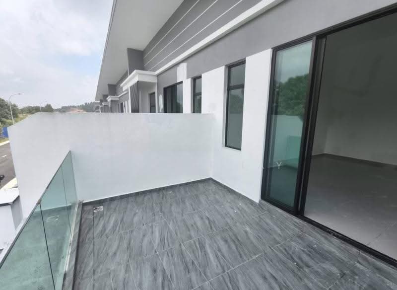 Rumah Teres 2-Tingkat untuk Dijual di Taman Bestari Indah (Ulu Tiram) - Terence Lay - Balcony - PropertyGuru.com.my