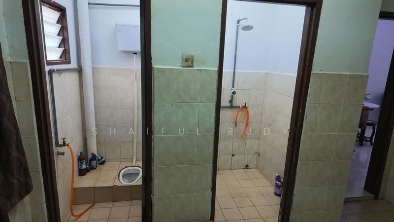 1-storey Terraced House for Sale in Bandar Bukit Mahkota (Bangi) - Shaiful Rudy - Bathroom - PropertyGuru.com.my
