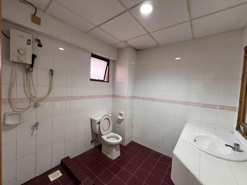 Kondominium untuk Dijual di Marina Court Resort Condominium - Tsin Chen Yong - Bathroom - PropertyGuru.com.my