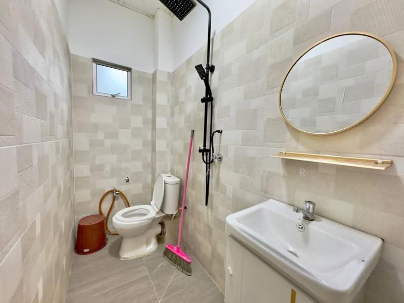 Rumah Teres 2-Tingkat untuk Dijual di Taman Gombak (Batu Caves) - Nur Alia Omar - Bathroom - PropertyGuru.com.my