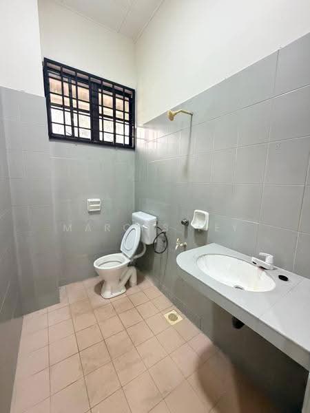 Semi-Detached House for Sale in Taman Rekamas 3 (Simpang Renggam) - Marcus Tey - Bathroom - PropertyGuru.com.my