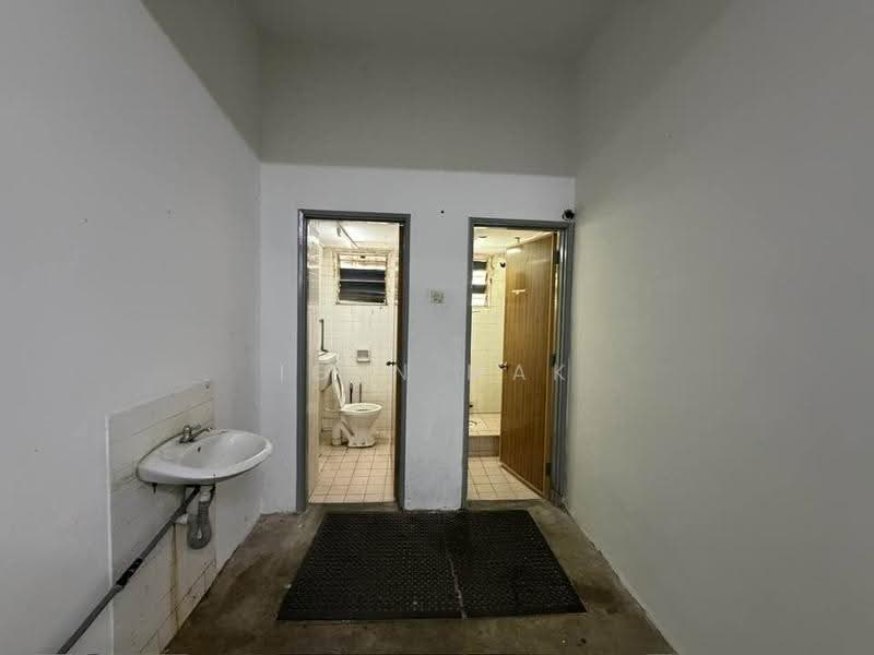Kedai / Pejabat untuk Disewa di Bandar Puchong Utama (Puchong) - Igen Mak - Bathroom - PropertyGuru.com.my