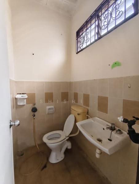 Rumah Teres 1-Tingkat untuk Dijual di Bandar Putra Kulai (Kulai) - Shishi . - Bathroom - PropertyGuru.com.my