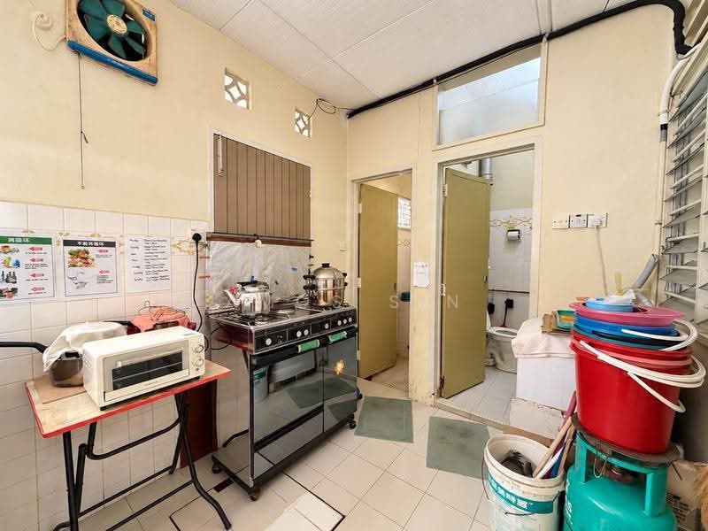 2-storey Terraced House for Sale in Island Glades (Jelutong) - Amos Sin - Kitchen - PropertyGuru.com.my