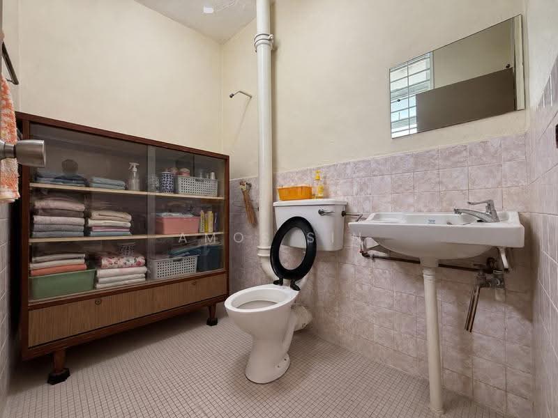 2-storey Terraced House for Sale in Island Glades (Jelutong) - Amos Sin - Bathroom - PropertyGuru.com.my
