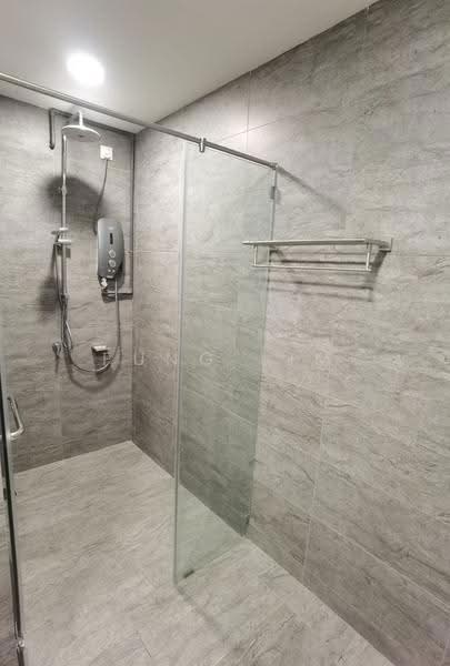 Kediaman Servis untuk Dijual di Woodsbury Suites - Fung Lim - Bathroom - PropertyGuru.com.my