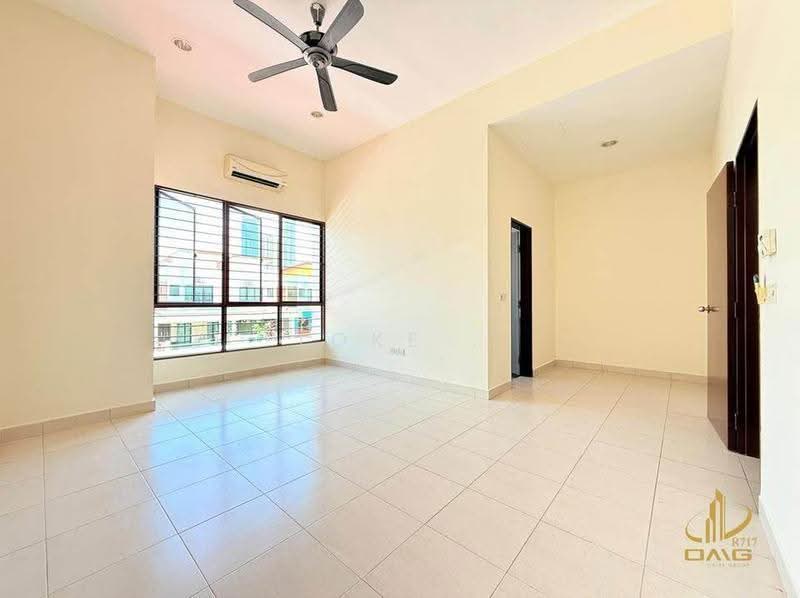 Rumah Teres 2-Tingkat untuk Dijual di Setia Indah 12 (Setia Alam) - Loke . - Living Room - PropertyGuru.com.my
