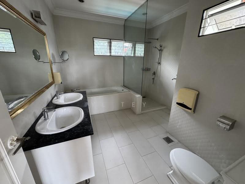 Rumah Banglo untuk Disewa di Seksyen 16 (Petaling Jaya) - YL Tey - Bathroom - PropertyGuru.com.my