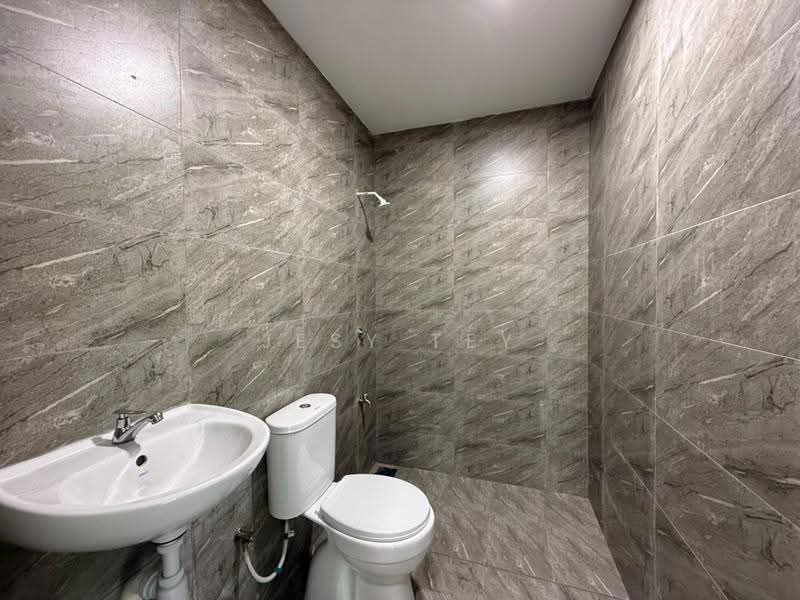 Rumah Teres 2-Tingkat untuk Dijual di Taman Puteri Wangsa (Ulu Tiram) - Jesy Tey - Bathroom - PropertyGuru.com.my