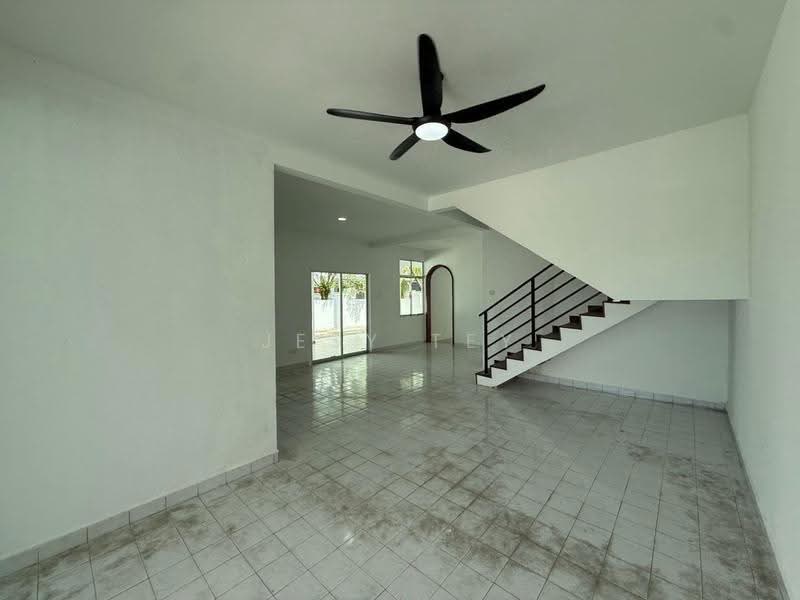 Rumah Teres 2-Tingkat untuk Dijual di Taman Puteri Wangsa (Ulu Tiram) - Jesy Tey - Living Room - PropertyGuru.com.my
