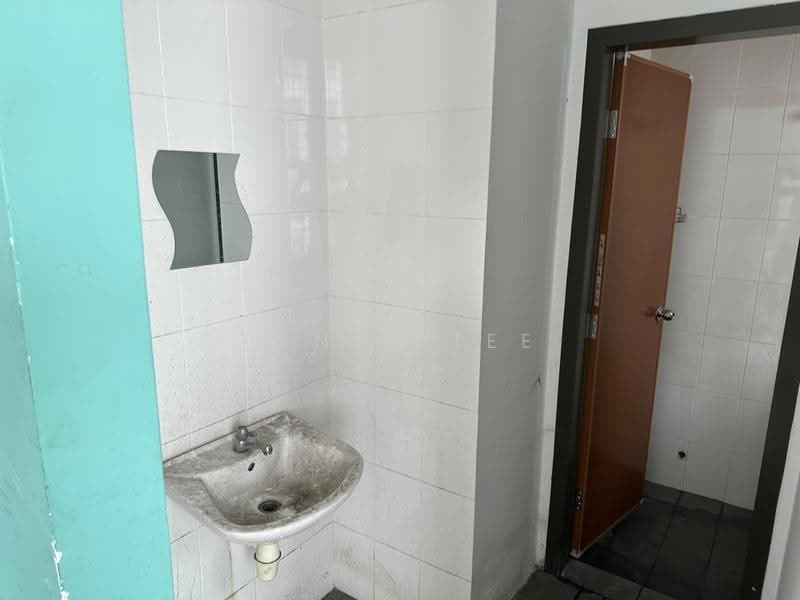 Shop / Office for Rent in Kajang (Selangor) - Henry Lee - Bathroom - PropertyGuru.com.my