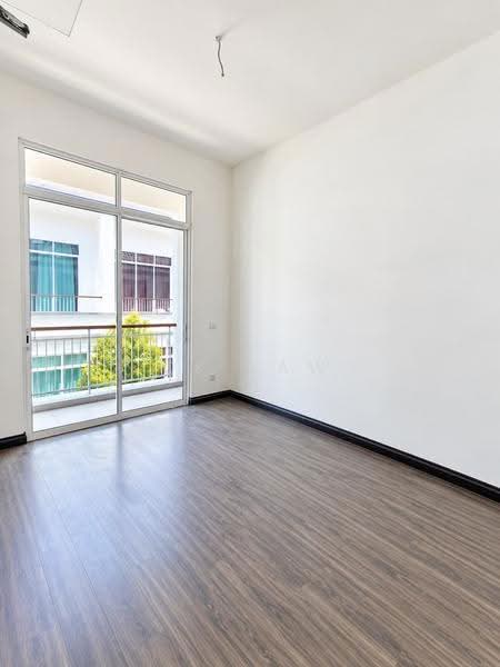 Rumah Teres 2-Tingkat untuk Dijual di Eco Majestic (Semenyih) - CK Law - Balcony - PropertyGuru.com.my