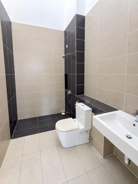 Rumah Teres 2-Tingkat untuk Dijual di Eco Majestic (Semenyih) - CK Law - Bathroom - PropertyGuru.com.my
