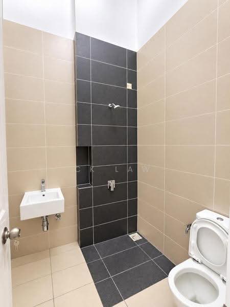 Rumah Teres 2-Tingkat untuk Dijual di Eco Majestic (Semenyih) - CK Law - Bathroom - PropertyGuru.com.my
