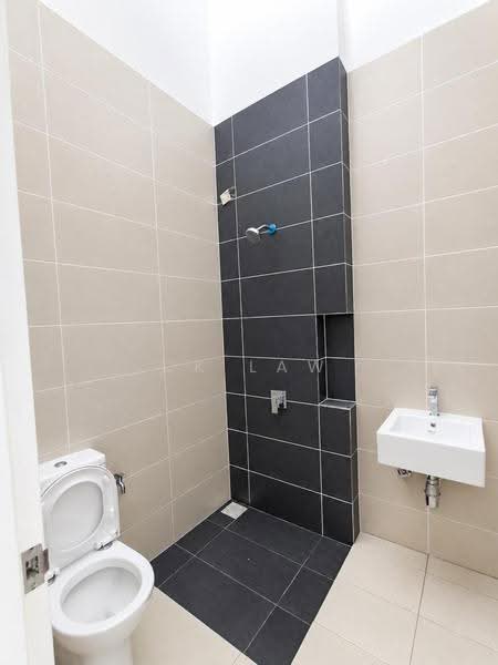 Rumah Teres 2-Tingkat untuk Dijual di Eco Majestic (Semenyih) - CK Law - Bathroom - PropertyGuru.com.my