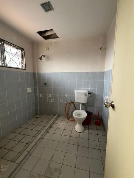 2.5-storey Terraced House for Sale in Taman Bukit Serdang (Seri Kembangan) - Katrina Chan - Bathroom - PropertyGuru.com.my