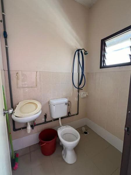 2.5-storey Terraced House for Sale in Taman Bukit Serdang (Seri Kembangan) - Katrina Chan - Bathroom - PropertyGuru.com.my