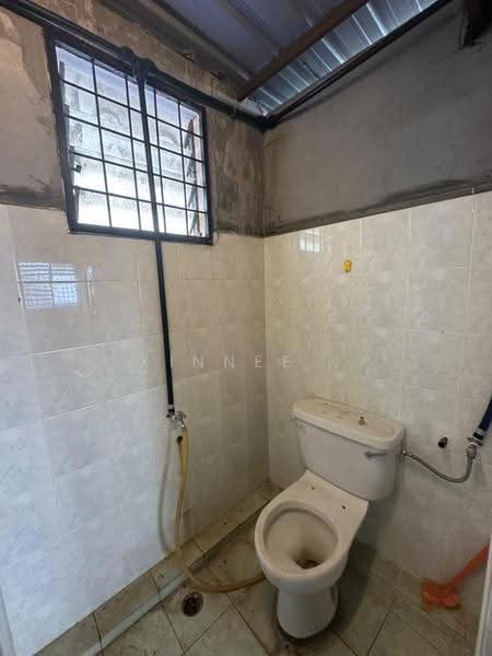 1.5-storey Terraced House for Sale in Dato Keramat (George Town) - Xinnee . - Bathroom - PropertyGuru.com.my