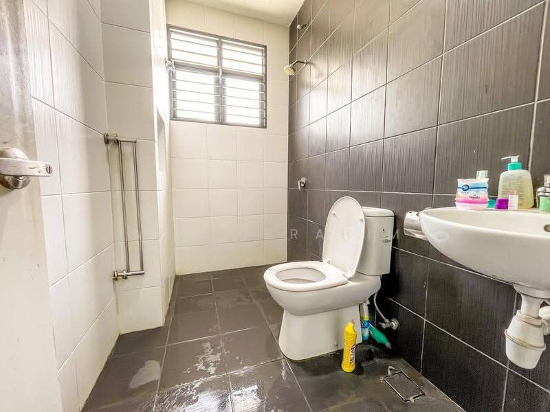 Semi-Detached House for Sale in Kajang (Selangor) - Azli Ibrahim - Bathroom - PropertyGuru.com.my