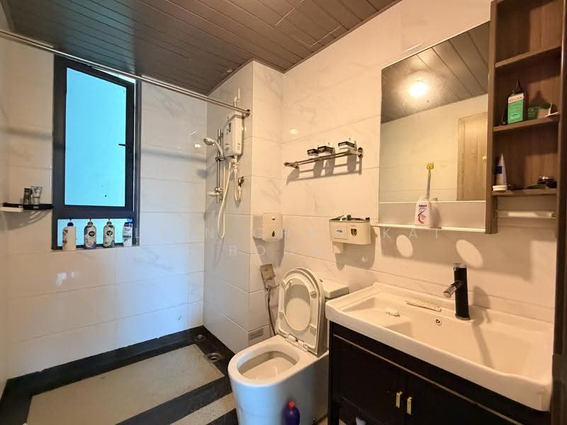 Service Residence for Sale at Country Garden Central Park - Alvin Chan Kai Boon - Bathroom - PropertyGuru.com.my