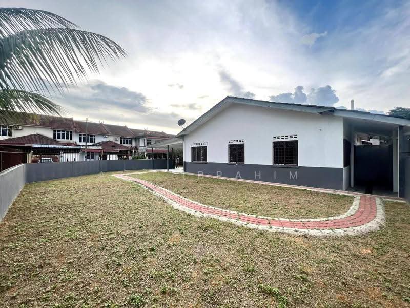 1-storey Terraced House for Sale in Bandar Rinching Seksyen 4 (Semenyih) - Azli Ibrahim - Exterior - PropertyGuru.com.my