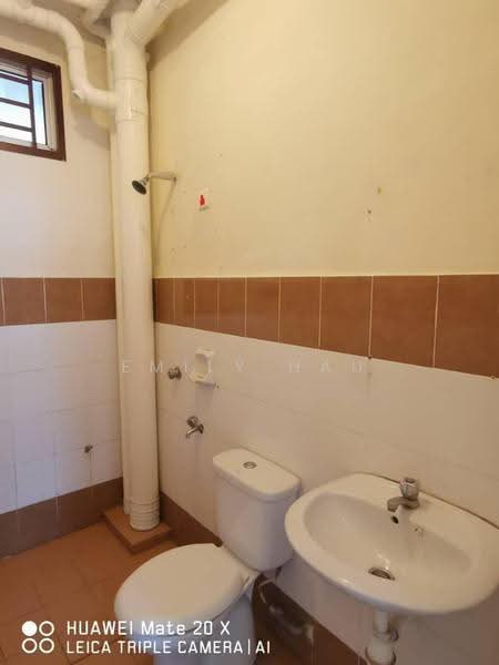 Pangsapuri untuk Dijual di Kipark Apartment - Emily Hau - Bathroom - PropertyGuru.com.my
