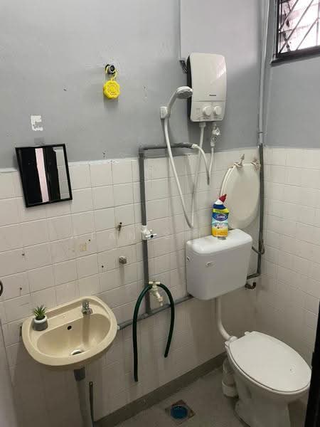 Rumah Teres 2-Tingkat untuk Disewa di Taman Johor Jaya (Johor Bahru) - Alanis Lee - Bathroom - PropertyGuru.com.my