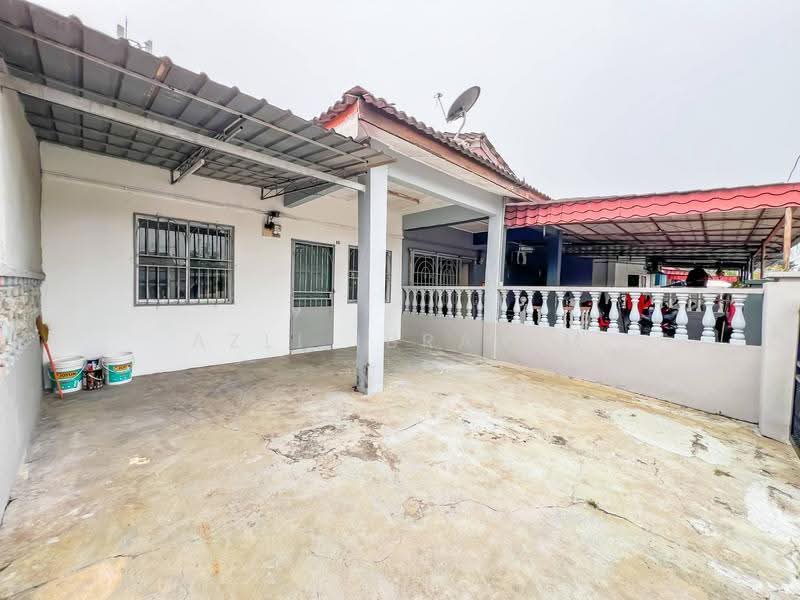 1-storey Terraced House for Sale in Bandar Rinching Seksyen 1 (Semenyih) - Azli Ibrahim - Exterior - PropertyGuru.com.my