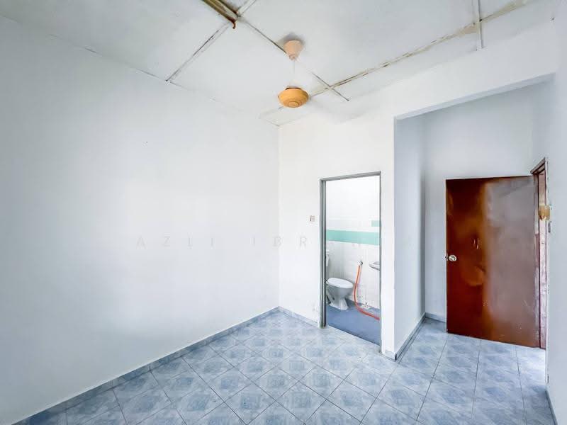 1-storey Terraced House for Sale in Bandar Rinching Seksyen 1 (Semenyih) - Azli Ibrahim - Bathroom - PropertyGuru.com.my