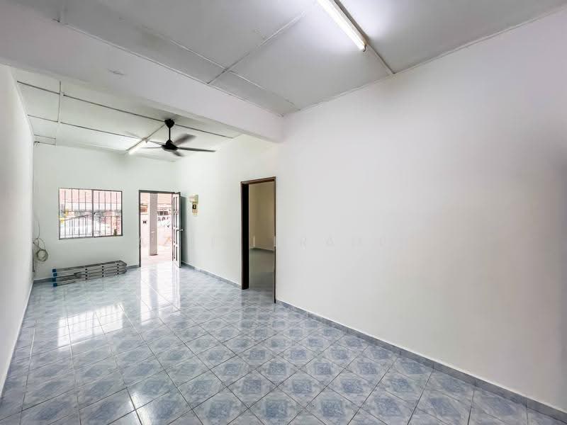 1-storey Terraced House for Sale in Bandar Rinching Seksyen 1 (Semenyih) - Azli Ibrahim - Living Room - PropertyGuru.com.my