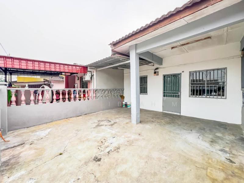1-storey Terraced House for Sale in Bandar Rinching Seksyen 1 (Semenyih) - Azli Ibrahim - Exterior - PropertyGuru.com.my