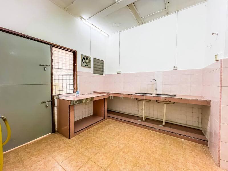 1-storey Terraced House for Sale in Bandar Rinching Seksyen 1 (Semenyih) - Azli Ibrahim - Kitchen - PropertyGuru.com.my