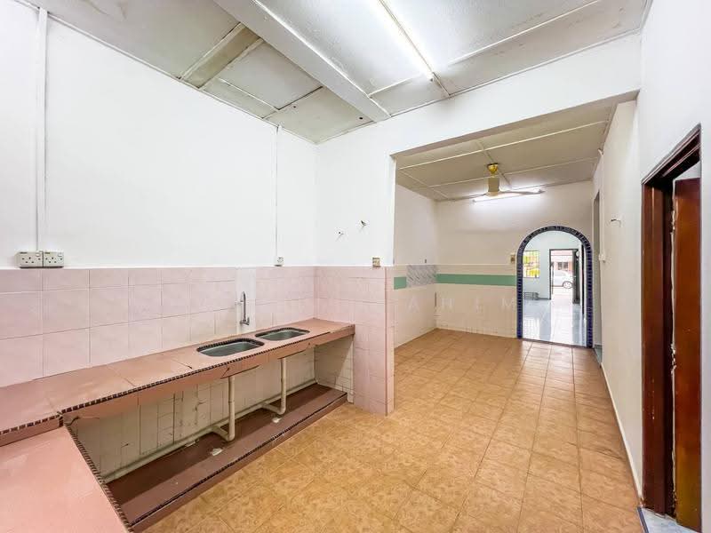 1-storey Terraced House for Sale in Bandar Rinching Seksyen 1 (Semenyih) - Azli Ibrahim - Kitchen - PropertyGuru.com.my