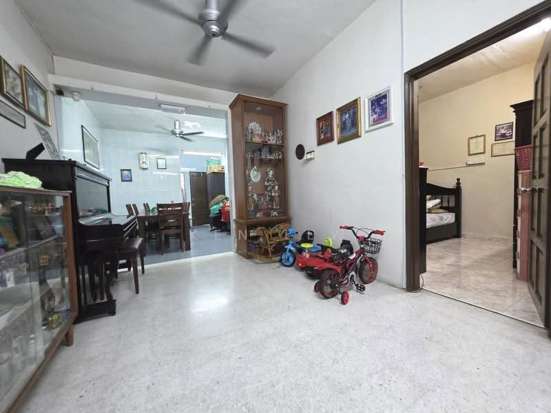 2-storey Terraced House for Sale in Taman Cuepacs (Cheras) - Ken Lew - Living Room - PropertyGuru.com.my