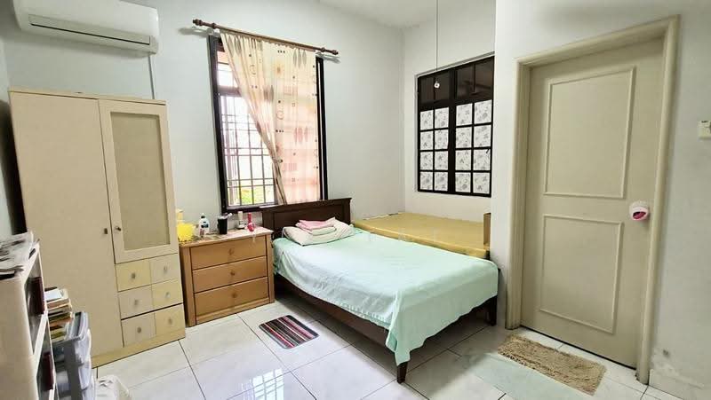 2-storey Terraced House for Sale in Taman Molek (Johor Bahru) - Yik Tat - Bedroom - PropertyGuru.com.my
