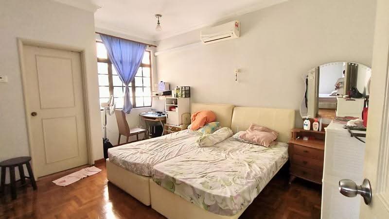 2-storey Terraced House for Sale in Taman Molek (Johor Bahru) - Yik Tat - Bedroom - PropertyGuru.com.my