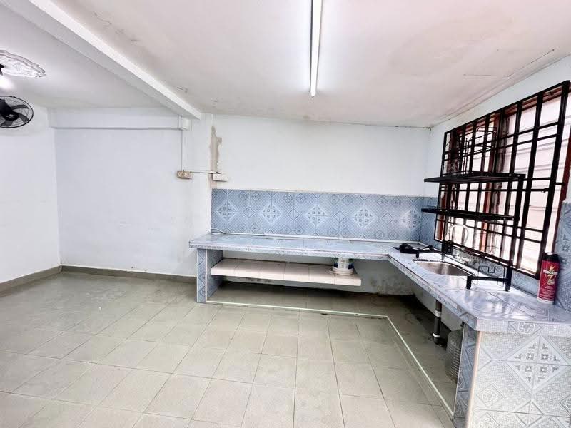 2-storey Terraced House for Sale in Bandar Baru Permas Jaya (Permas Jaya) - Yik Tat - Kitchen - PropertyGuru.com.my