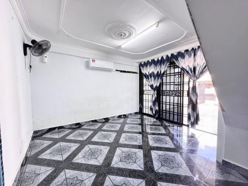 2-storey Terraced House for Sale in Bandar Baru Permas Jaya (Permas Jaya) - Yik Tat - Living Room - PropertyGuru.com.my