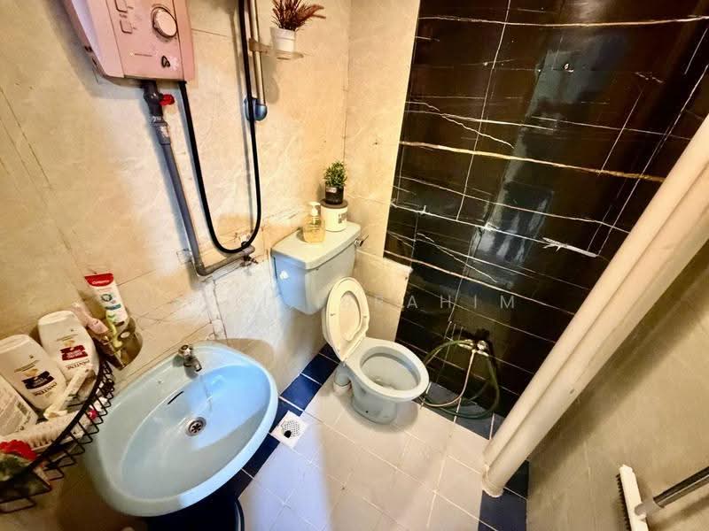 Pangsapuri untuk Dijual di Taman Lembah Maju 600 Apartment - Azli Ibrahim - Bathroom - PropertyGuru.com.my