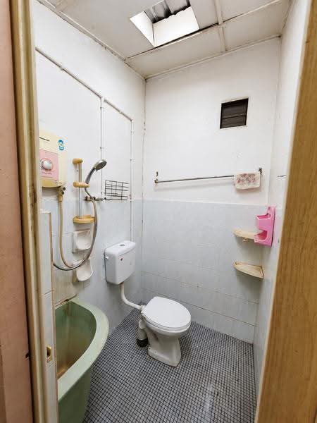 1-storey Terraced House for Sale in Taman Lintang (Sungai Siput) - Qazin Khoo - Bathroom - PropertyGuru.com.my