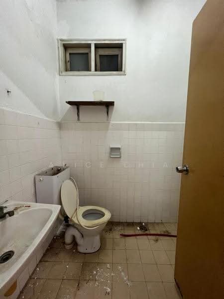 Rumah Teres 2-Tingkat untuk Dijual di Taman Molek (Johor Bahru) - Alice Chia - Bathroom - PropertyGuru.com.my
