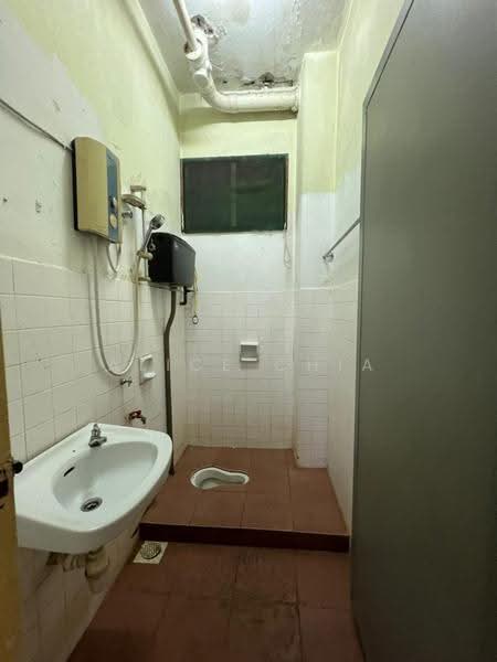 Rumah Teres 2-Tingkat untuk Dijual di Taman Molek (Johor Bahru) - Alice Chia - Bathroom - PropertyGuru.com.my