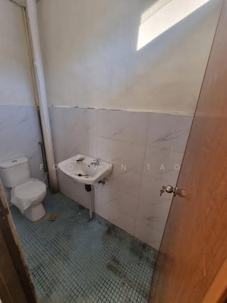 Kilang untuk Disewa di Taman Mount Austin (Tebrau) - Foo Jun Tao - Bathroom - PropertyGuru.com.my