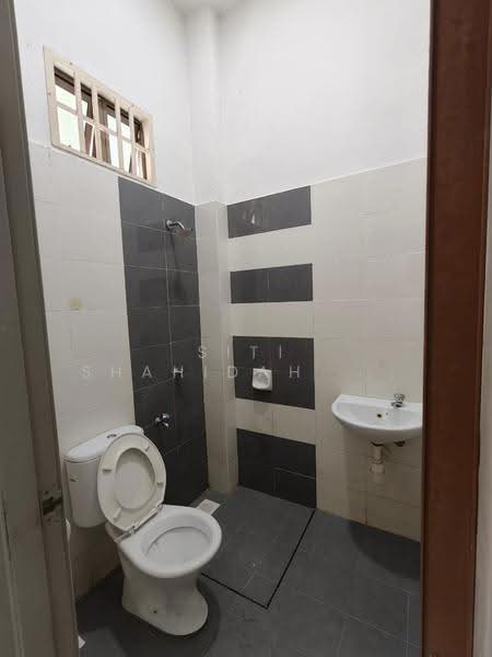 1-storey Terraced House for Sale in Taman Perindustrian Tanjong Minyak Perdana (Tanjong Minyak) - Siti Shahidah Sheikh Fadzullah - Bathroom - PropertyGuru.com.my