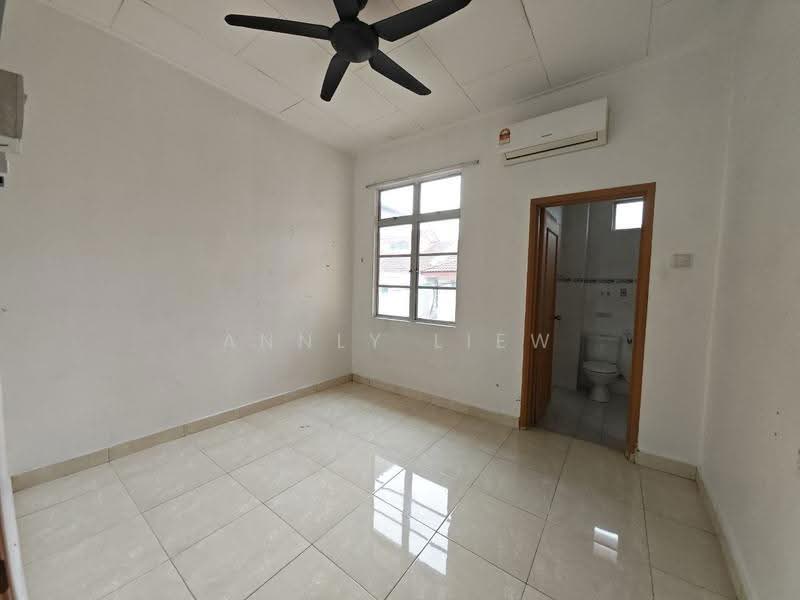 Rumah Teres 2-Tingkat untuk Dijual di Taman Mount Austin (Tebrau) - Annly Liew - Bathroom - PropertyGuru.com.my